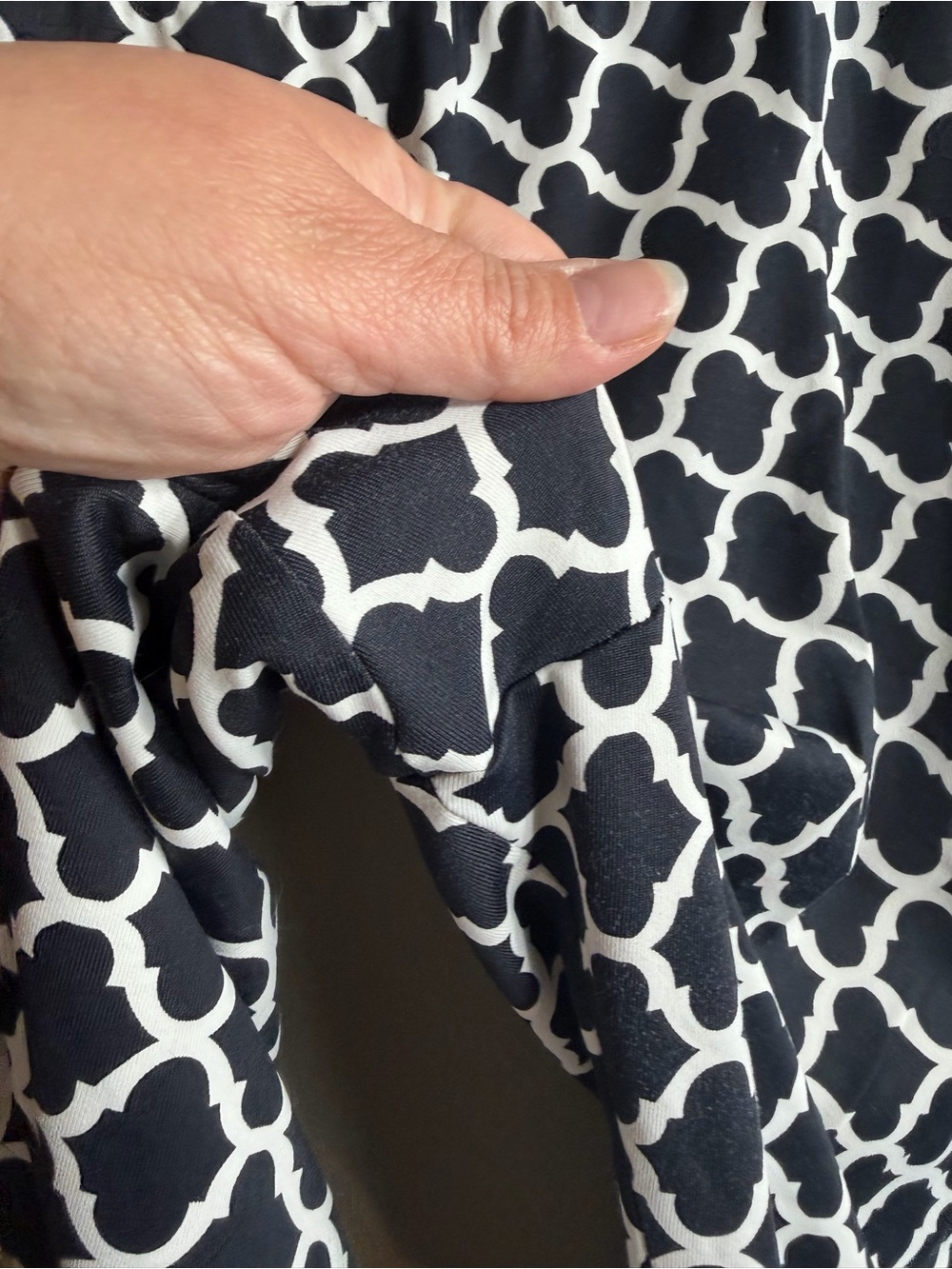 J McLaughlin Black White Quatrefoil Geometric Pull-On Ankle Pants Size Medium - Picture 4 of 9